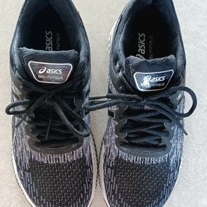 New women's ASICS gel nimbus running/ walking shoes size 9